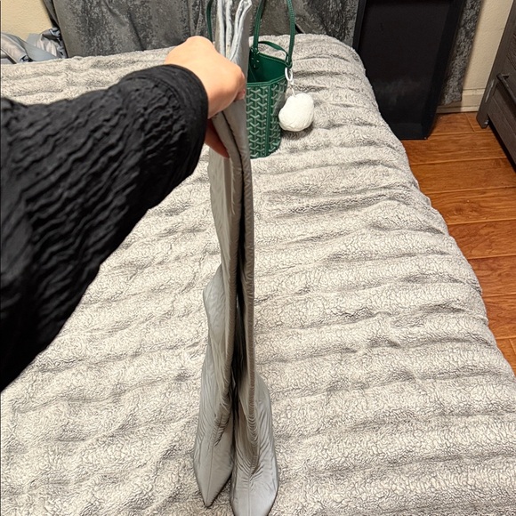 Light Reflected Yeezy Over the Thigh - Picture 3 of 4